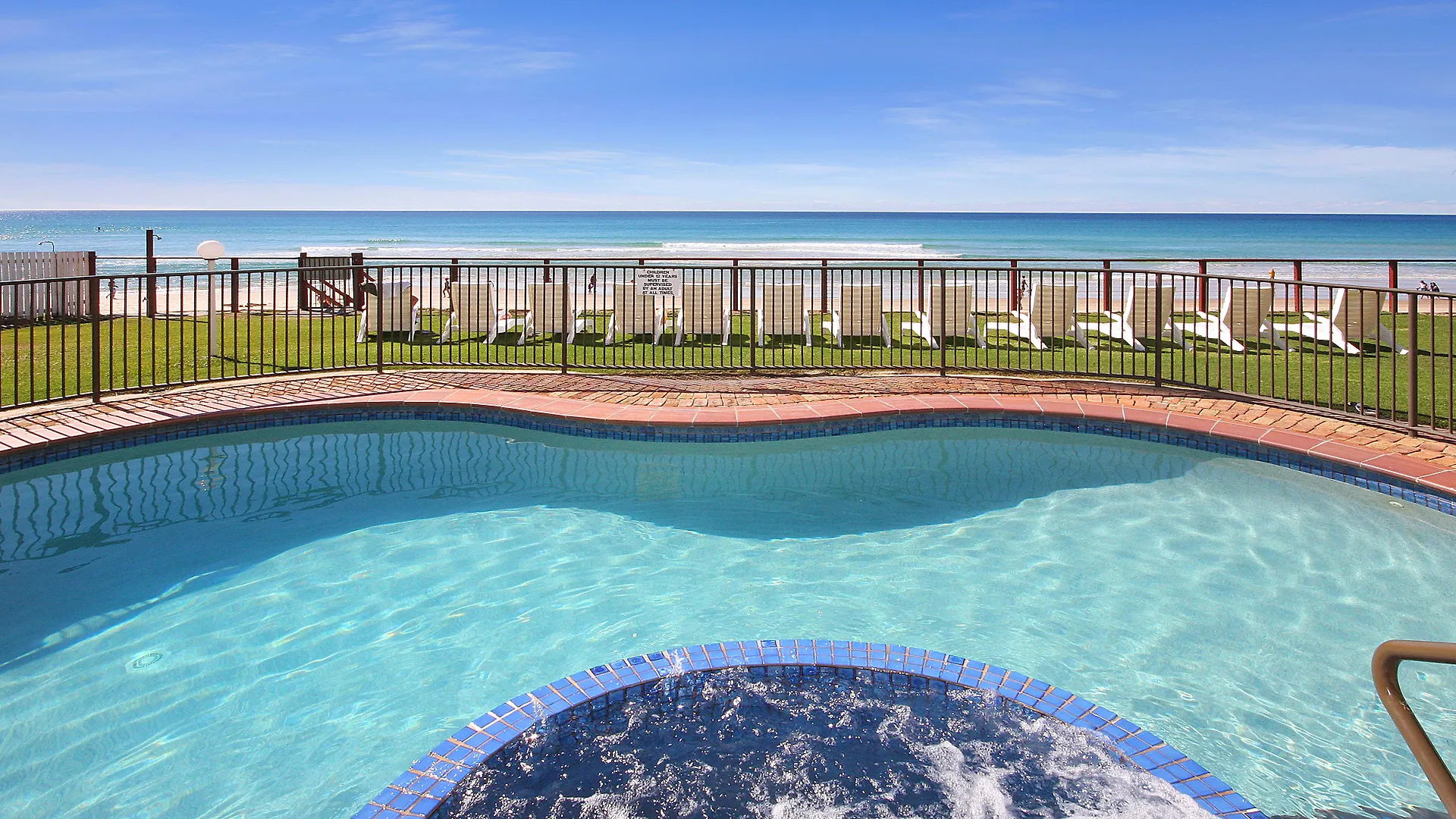 Aparthotel Spindrift On The Beach - Absolute Beachfront Mermaid Beach