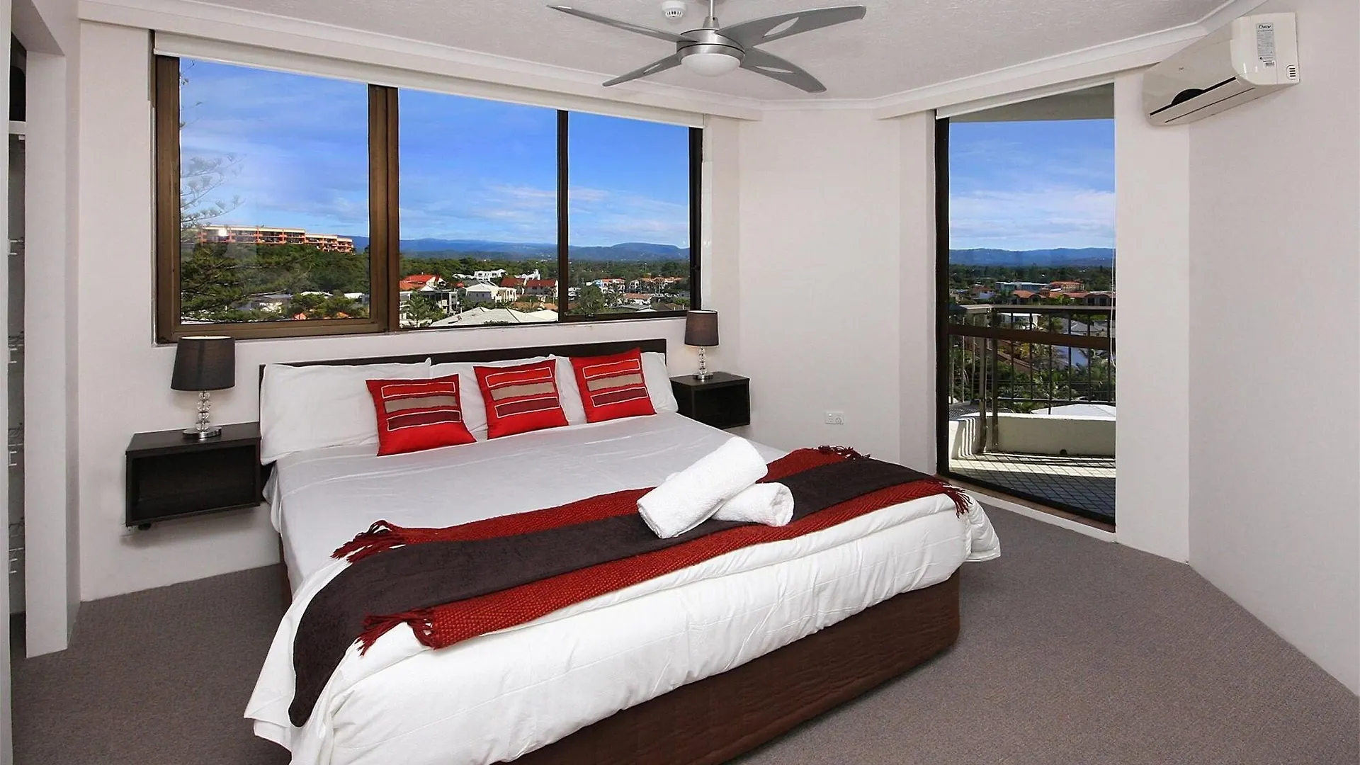 *** Aparthotel Spindrift On The Beach - Absolute Beachfront Mermaid Beach Australia